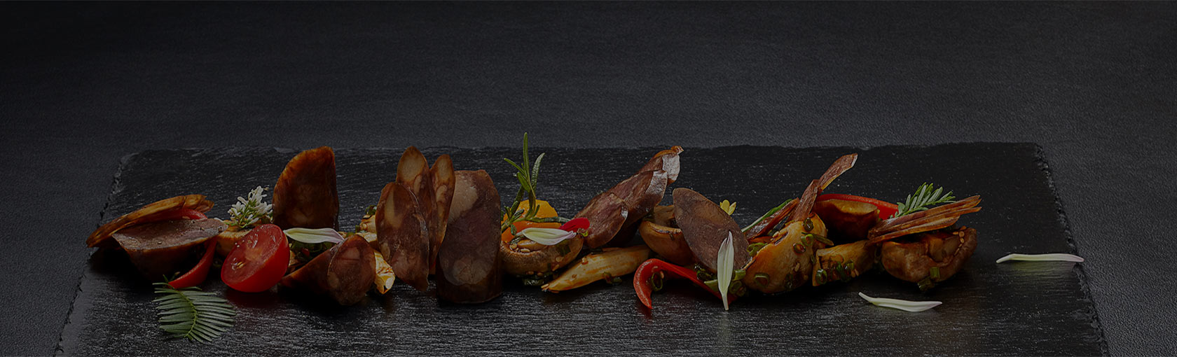 以食品为主体，，以屠宰和养殖为两翼